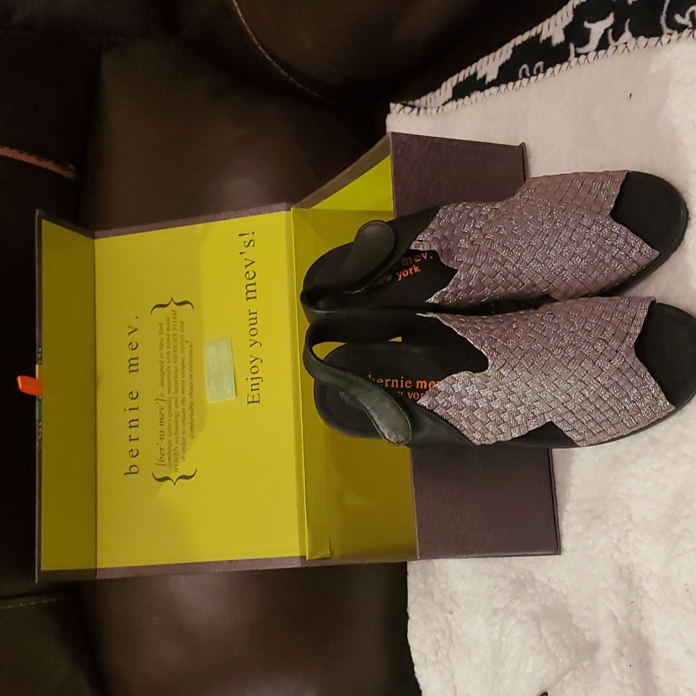 Bernie Mev peep toe woven sandle size 8 new in box